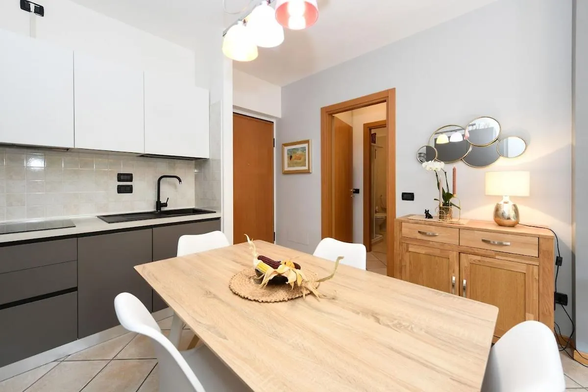 Garda Tulipano Tranquillo Bilocale Con Piscina E Terrazza Apartment Desenzano del Garda Italy